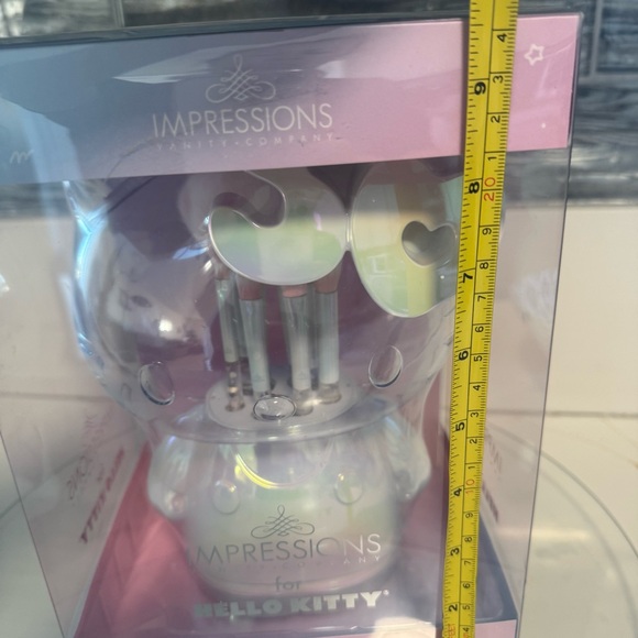 Limited Edition Hello Kitty® 50th 6-PC Brush Gift Set - Picture 7 of 8